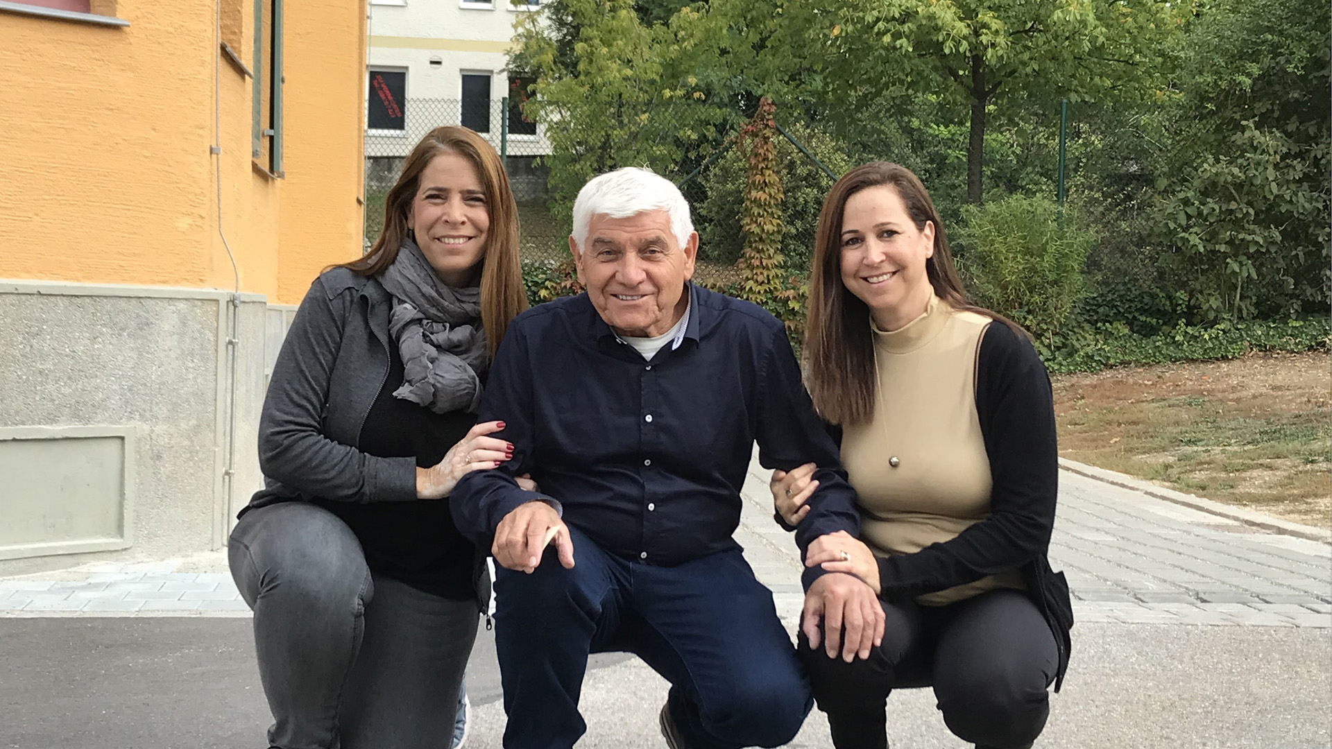 Yossi mit seinen beiden Töchtern Drorit (l.) und Galit (r.) an der Stelle, wo einst die Bank stand, rund 70 Jahre später