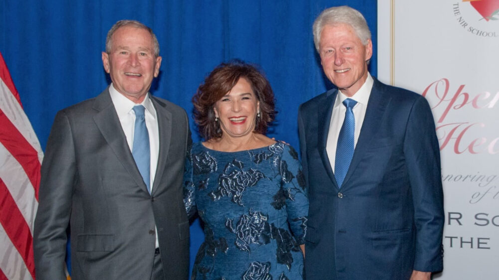 In hochkarätiger Gesellschaft: Judith Richter wird von den Ex-Präsidenten Bush und Clinton geehrt