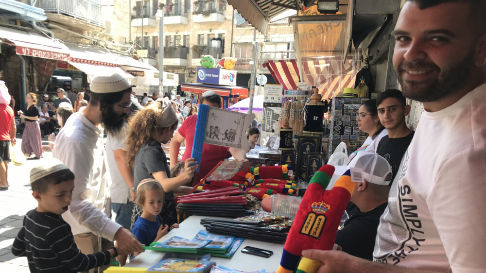 Zu Simchat Tora gibt es Wimpel zum Ausmalen sowie Plüschtorarollen