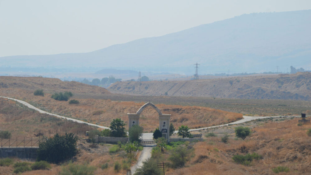 Blick auf das Tor von Naharajim mit den Bildern von König Abdullah II. und Hussein