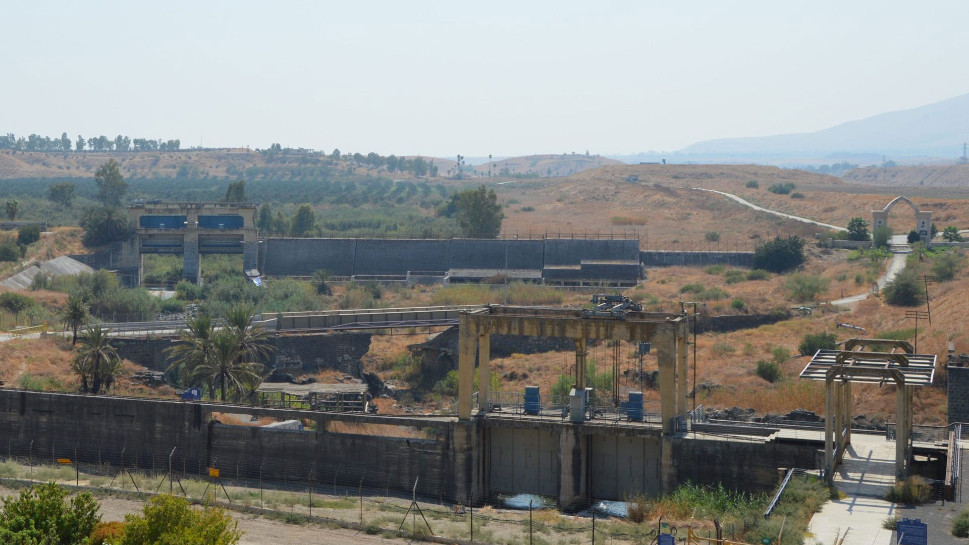 Überreste der Anlage, die der Zionist Pinchas Rutenberg bei Naharajim errichten ließ. Das eigentliche Kraftwerk ist hier nicht zu sehen.