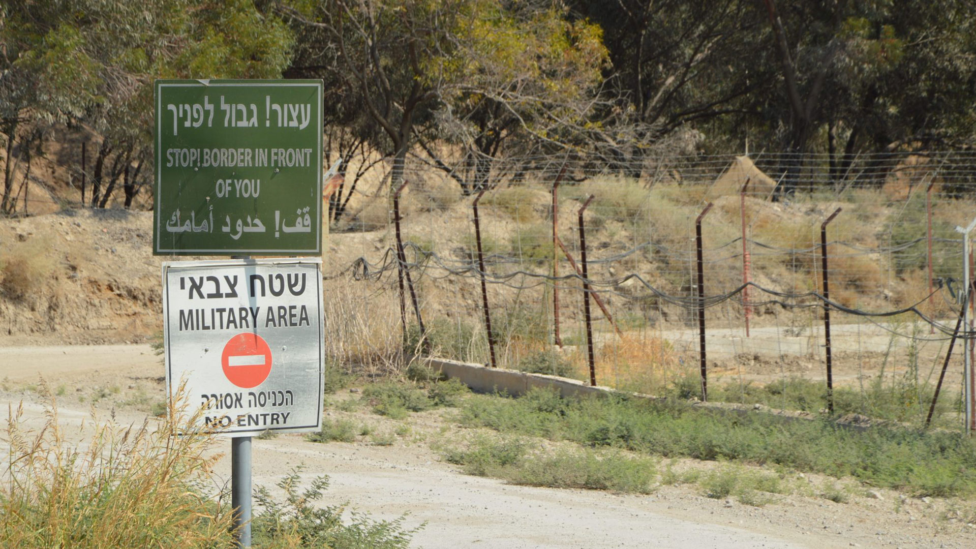 „Stopp! Grenze voraus“, weist dieses Schild auf die Grenze zu Jordanien hin.