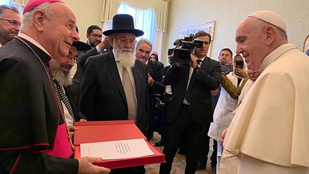 Rabbi Avraham Steinberg (M.) bei der Präsentation der Erklärung gegenüber Papst Franziskus