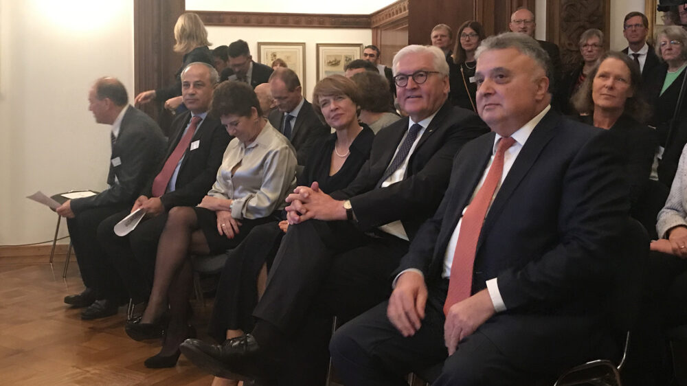 Bundespräsident Frank-Walter Steinmeier (2.v.r.) neben Gattin Elke Bündenbender und Botschafter Jeremy Issacharoff