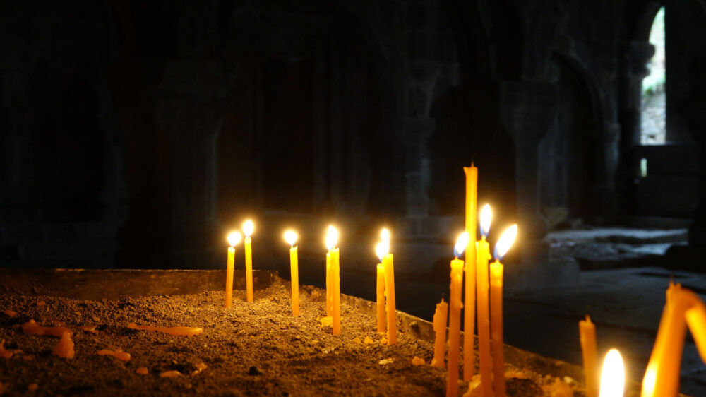 Kerzen in einem armenischen Kloster: Erstmals haben die USA den Völkermord an Christen im Osmanischen Reich anerkannt