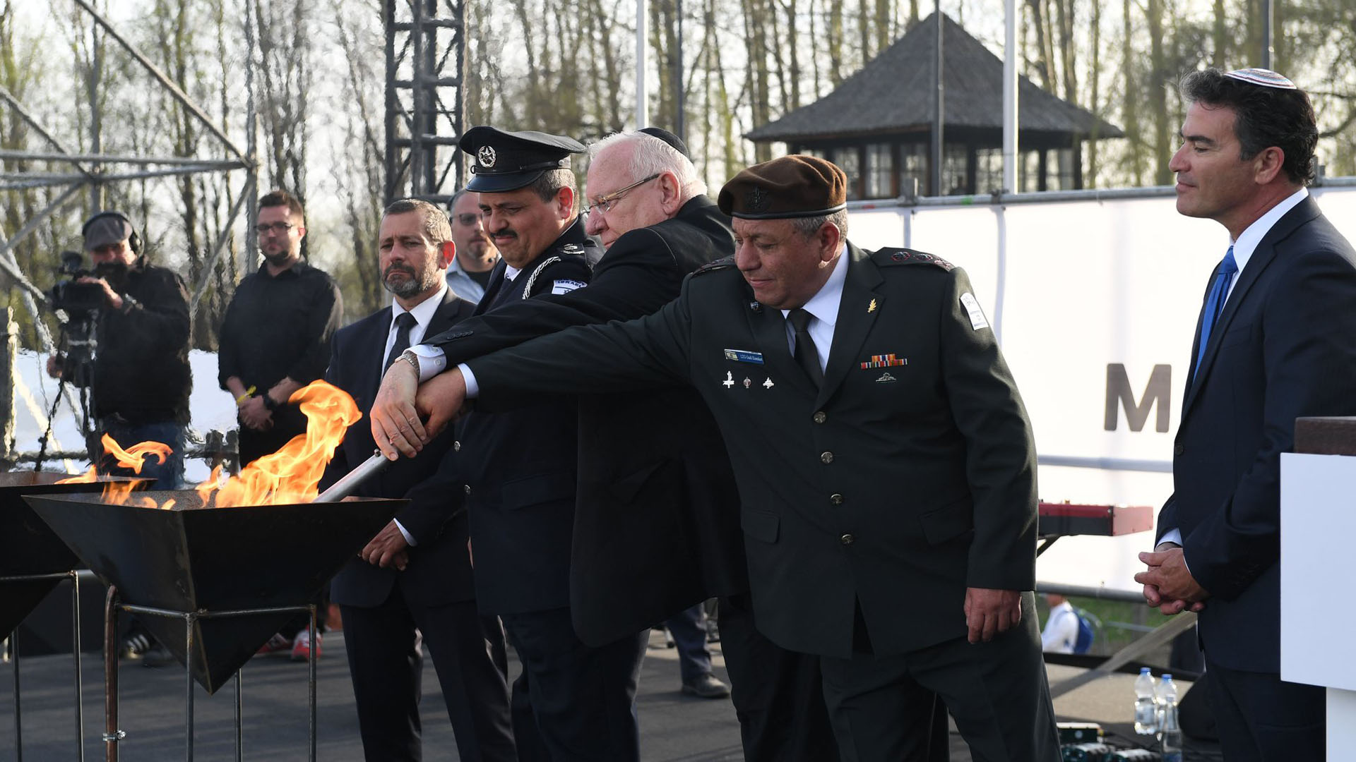 Im Gedenken an die sechs Millionen ermordeten Juden werden traditionell sechs Fackeln entzündet. In diesem Jahr entzündete Rivlin mit den Spitzen von Militär und Polizei eine weitere – zum 70-jährigen Bestehen des Staates Israel.