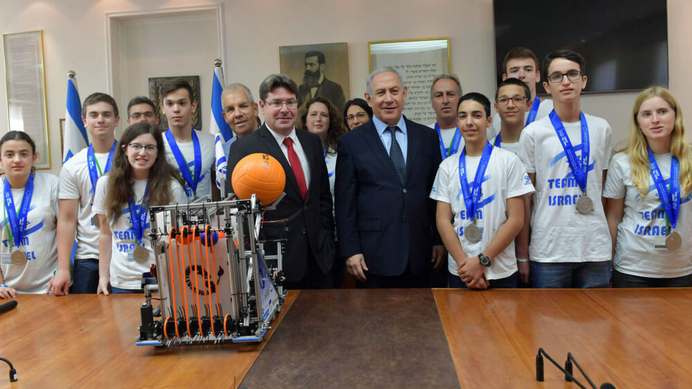 Premierminister Netanjahu und Wissenschaftsminister Okunis (l.) lassen sich von israelischen Schülern ihren Roboter vorführen