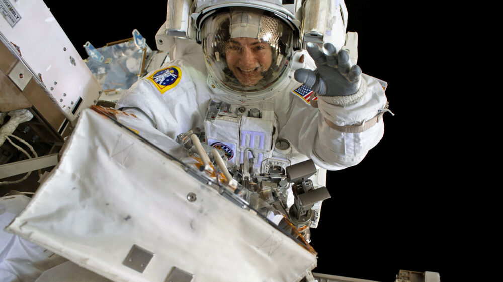 Während ihres Weltraumspaziergangs am 18. Oktober grüßt Jessica Meir in die Kameras