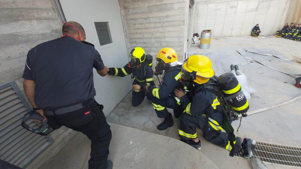 Proben für den Ernstfall: Palästinensische Feuerwehrmänner lassen sich in Israel weiterbilden