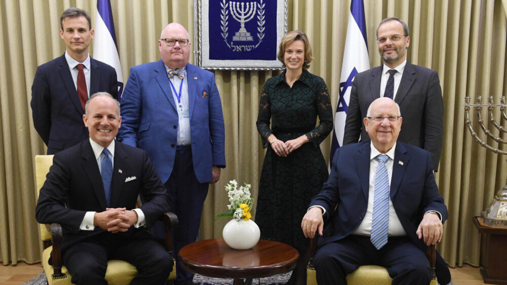 An der Konferenz nahmen unter anderem der deutsche Antisemitismusbeauftragte Klein (2. Reihe rechts) und die EU-Koordinatorin von Schnurbein teil