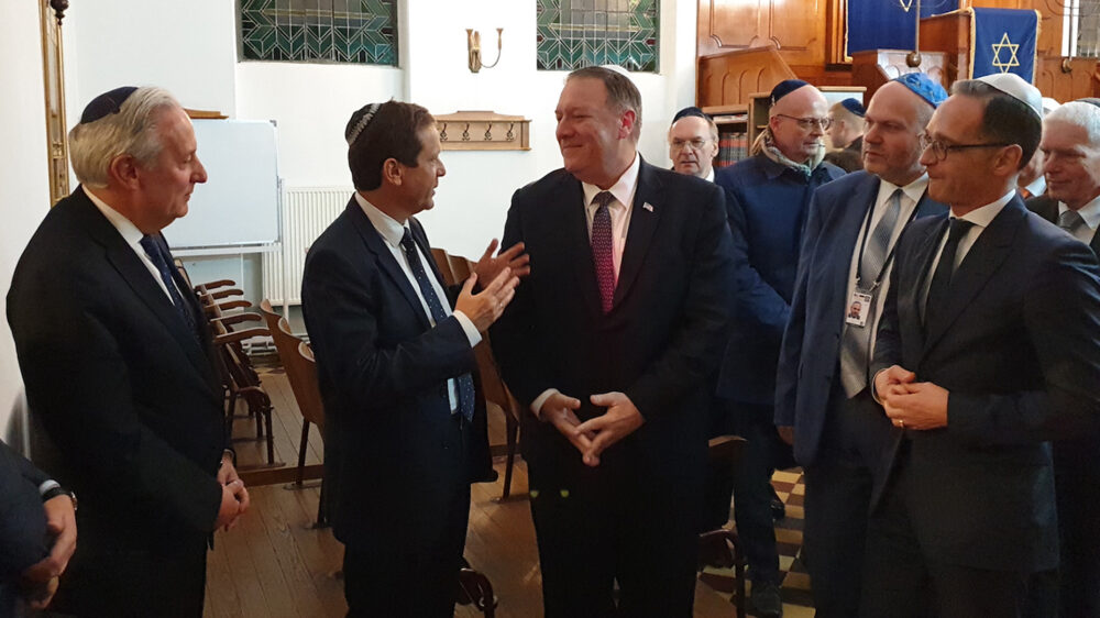Der Vorsitzende der Jewish Agency, Herzog, (2.v.l.), US-Außenminister Pompeo (M.) und Bundesaußenminister Maas (r.) besuchen die Synagoge in Halle
