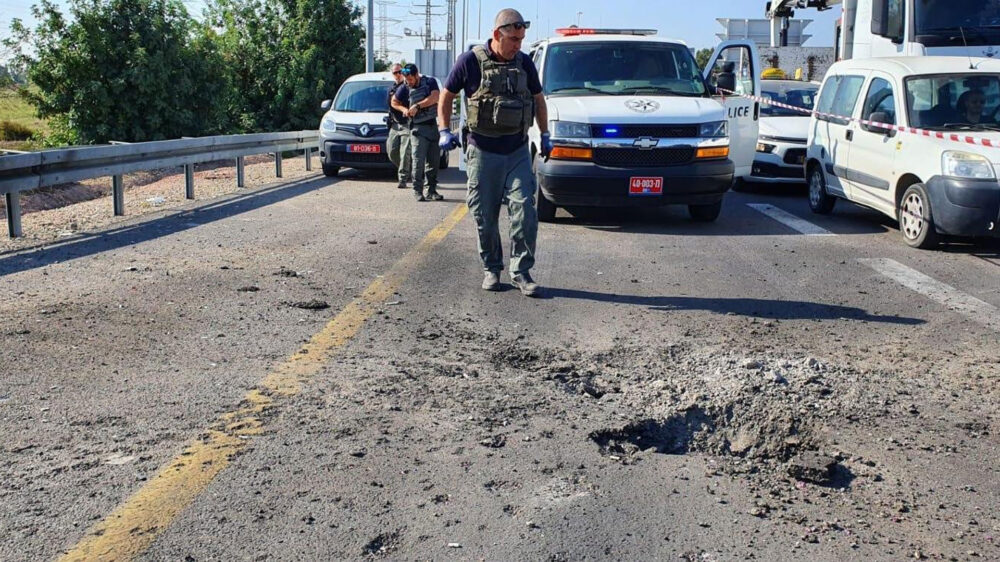 Bei Gan Jafne östlich von Aschdod schlug eine Rakete auf einer Straße ein, die Splitter verletzten Autofahrer