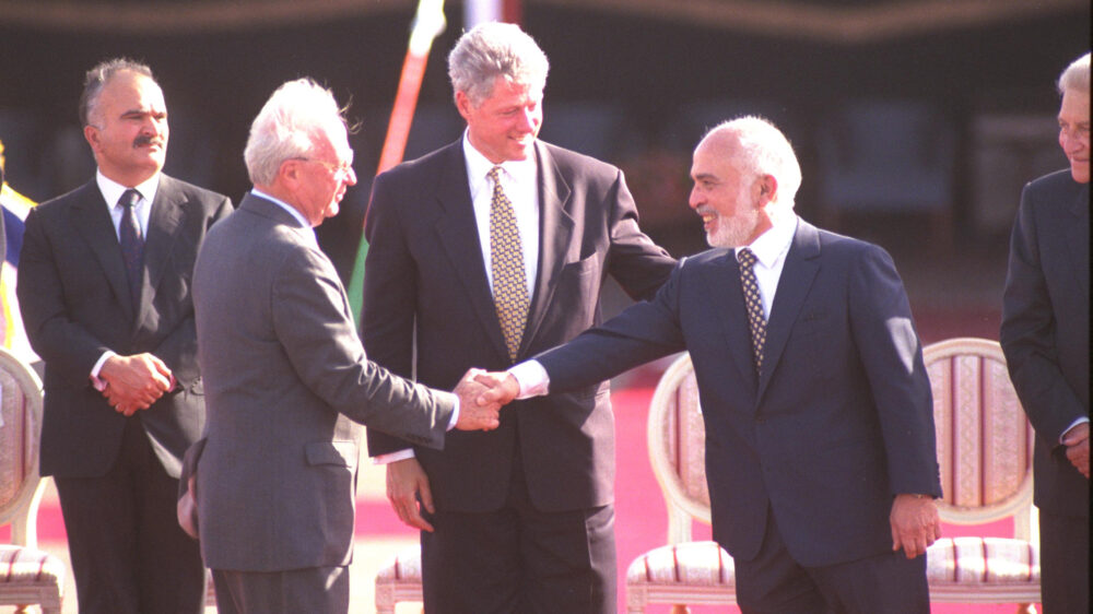Damals schüttelten sie sich herzlich die Hände: Jitzchak Rabin (l.) und König Hussein (r.) schließen im Beisein von Bill Clinton Frieden