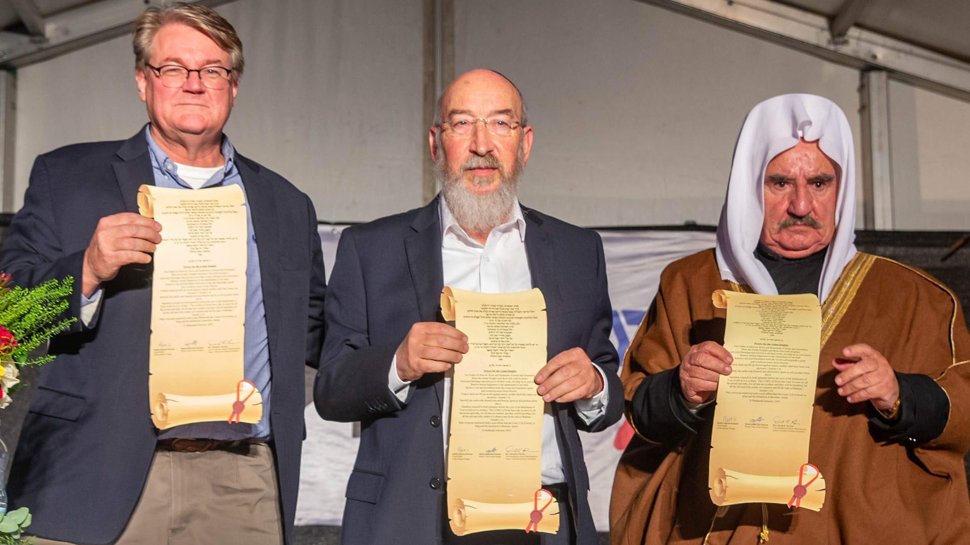 Bischof Robert Stearns, Rabbiner Aharon Eisental und Scheich Abu Salach unterzeichneten ein gemeinsames Gebet