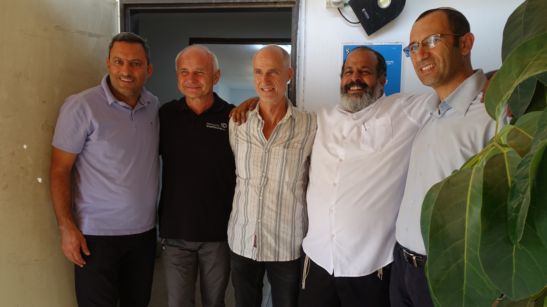Der Bürgermeister von Sderot und sein Stellvertreter, die Sächsischen Israelfreunde und der Leiter der israelischen Suppenküche freuen sich über die angebrachte Mesusa