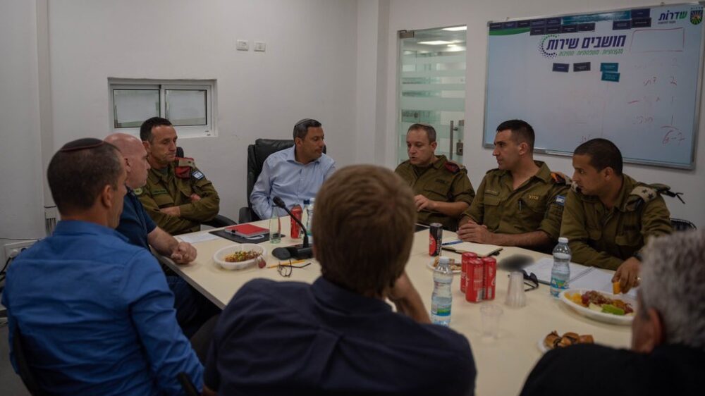 Generäle und Lokalpolitiker aus dem Gebiet um den Gazastreifen hielten am Donnerstag eine Lagebesprechung ab