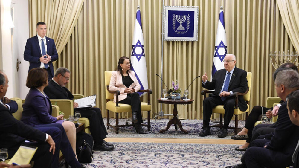 Rivlin (r.) und die israelische Botschafterin Ras-Schechter (l.) im Kreise mehrerer UN-Diplomaten