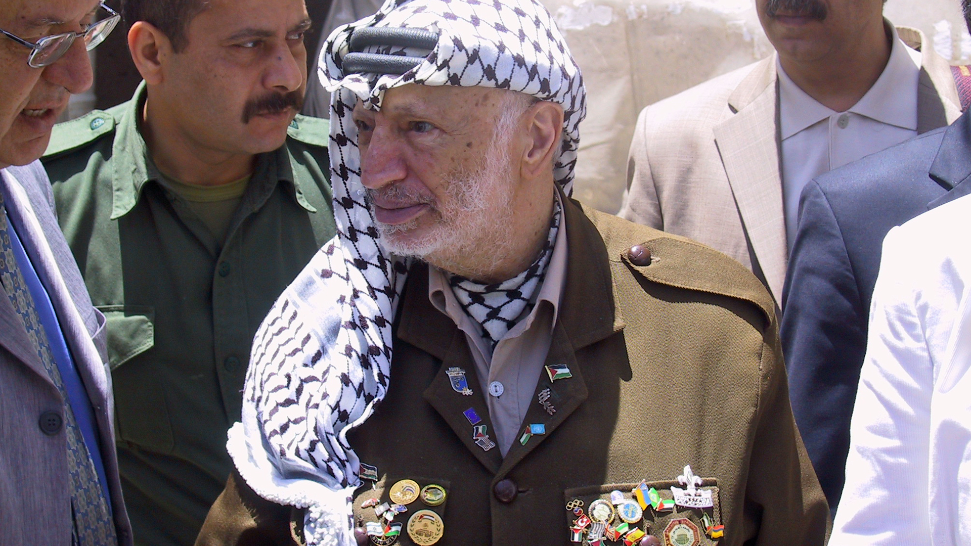 Arafat trat fast immer in einer Fantasieuniform auf, die mit zahlreichen Abzeichen und Orden geschmückt war