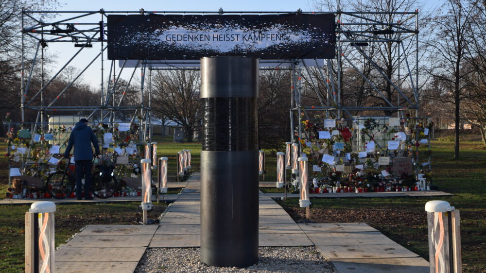 Die teilweise abgedeckte Gedenksäule vorm Reichstag