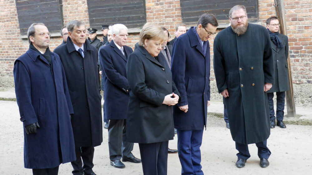 Ein Innehalten angesichts des Grauens: Merkel verneigt sich vor den Holocaust-Opfern