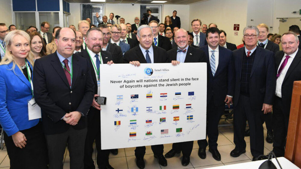 Netanjahu umrigt von Israel-Unterstützern aus aller Welt