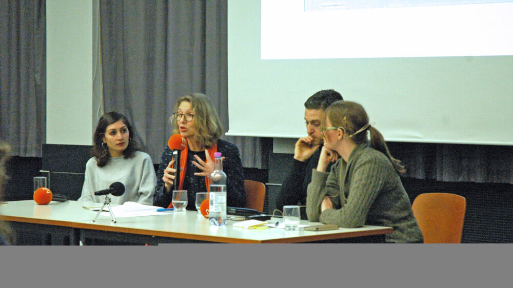 Gilda Sahebi, Esther Schapira und Meron Mendel im Gespräch, moderiert von Maria Coors (v.l.n.r.)