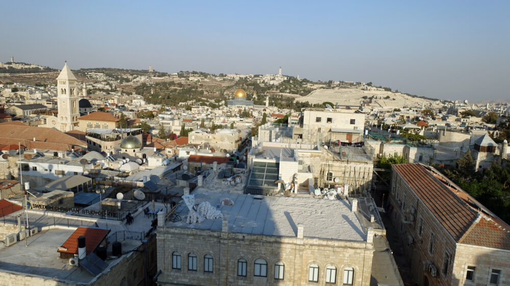 Die Erlöserkirche mit ihrem markanten Turm (l.) befindet sich im Herzen der Jerusalemer Altstadt