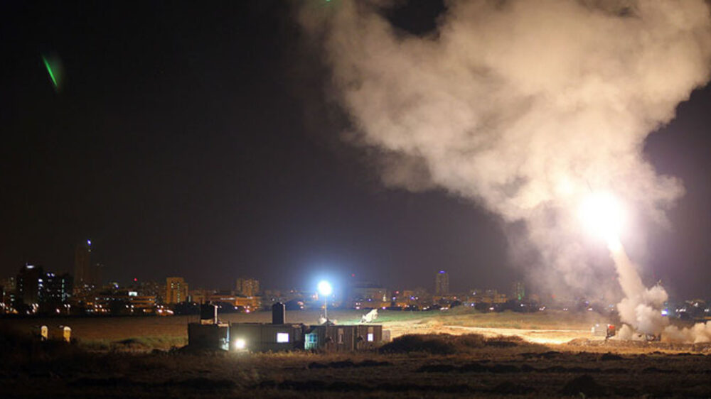Das Abwehrsystem Iron Dome fängt eine Rakete aus Gaza ab (Archivbild)