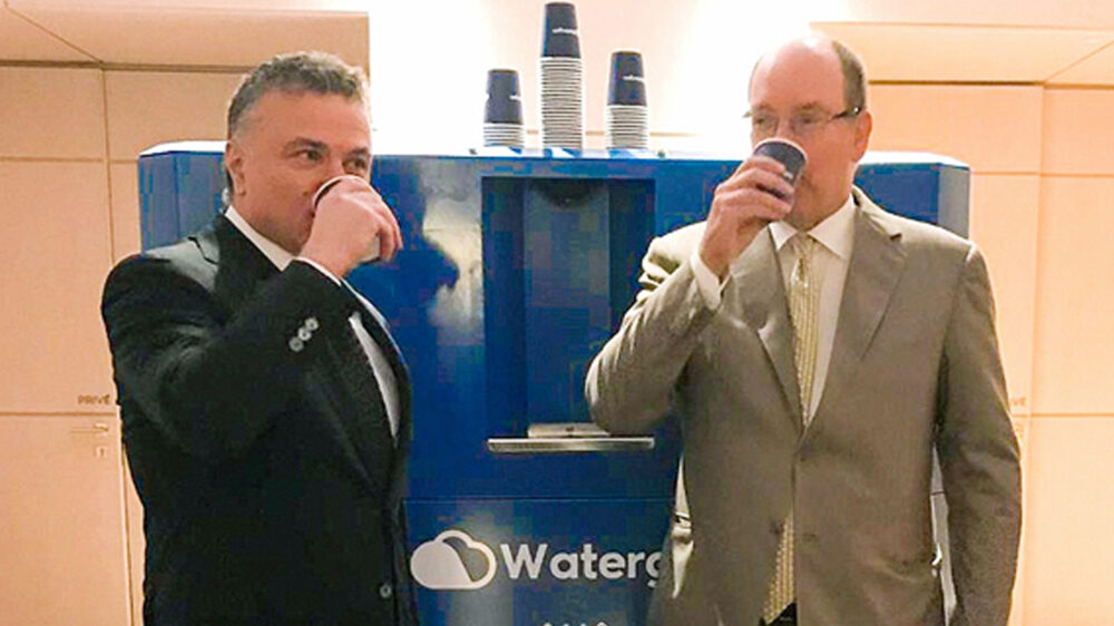 Watergen-Chef Mirilaschwili und Prinz Albert von Monaco genehmigen sich einen Schluck frisch erzeugten Wassers (Archivbild)