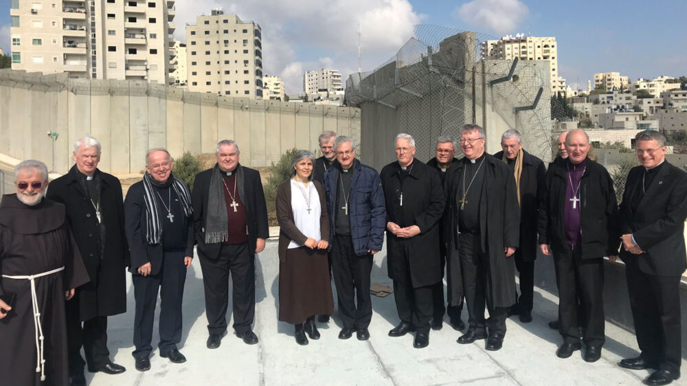 Für ein Gruppenfoto stellten sich die Bischöfe vor der Sicherheitsmauer in Al-Aisarije, dem biblischen Bethanien, auf. Den Grund für den Bau der Mauer, palästinensische Terroranschläge, ließen sie in ihren Verlautbarungen unerwähnt.