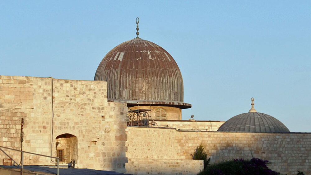 In diesen Tagen kommen viele Muslime frühmorgens zum Gebet in die Al-Aqsa-Moschee