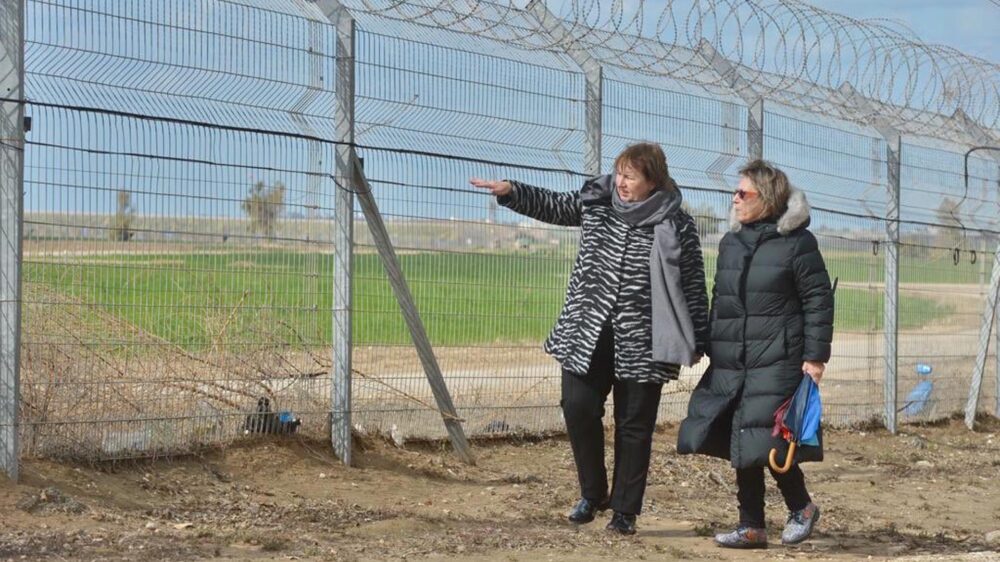Adele Raemer (r.) führte die EU-Beauftragte auch am Grenzzaun entlang