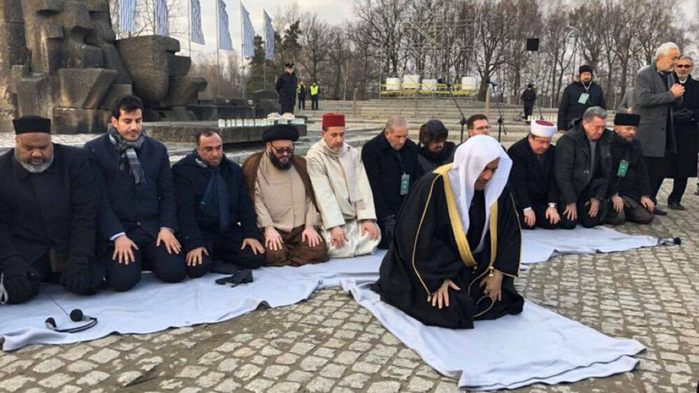 Die muslimische Delegation, angeführt von Scheich Al-Issa, betet in Auschwitz