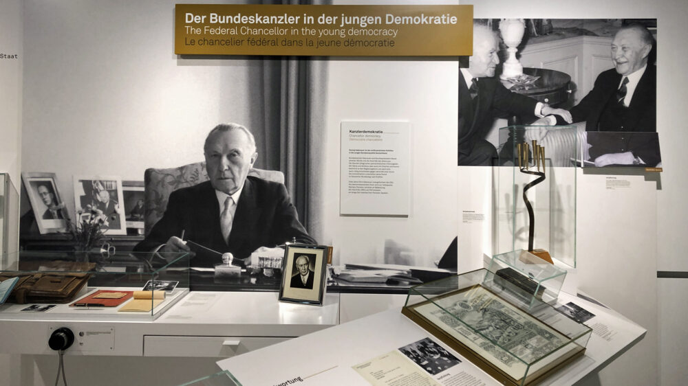 Die Dauerausstellung im „Bundeskanzler-Adenauer-Haus“ bietet ein ausführliches Bild vom Leben des Konrad Adenauer. Das Foto rechts oben zeigt den Gründungskanzler mit dem israelischen Premier Ben-Gurion.