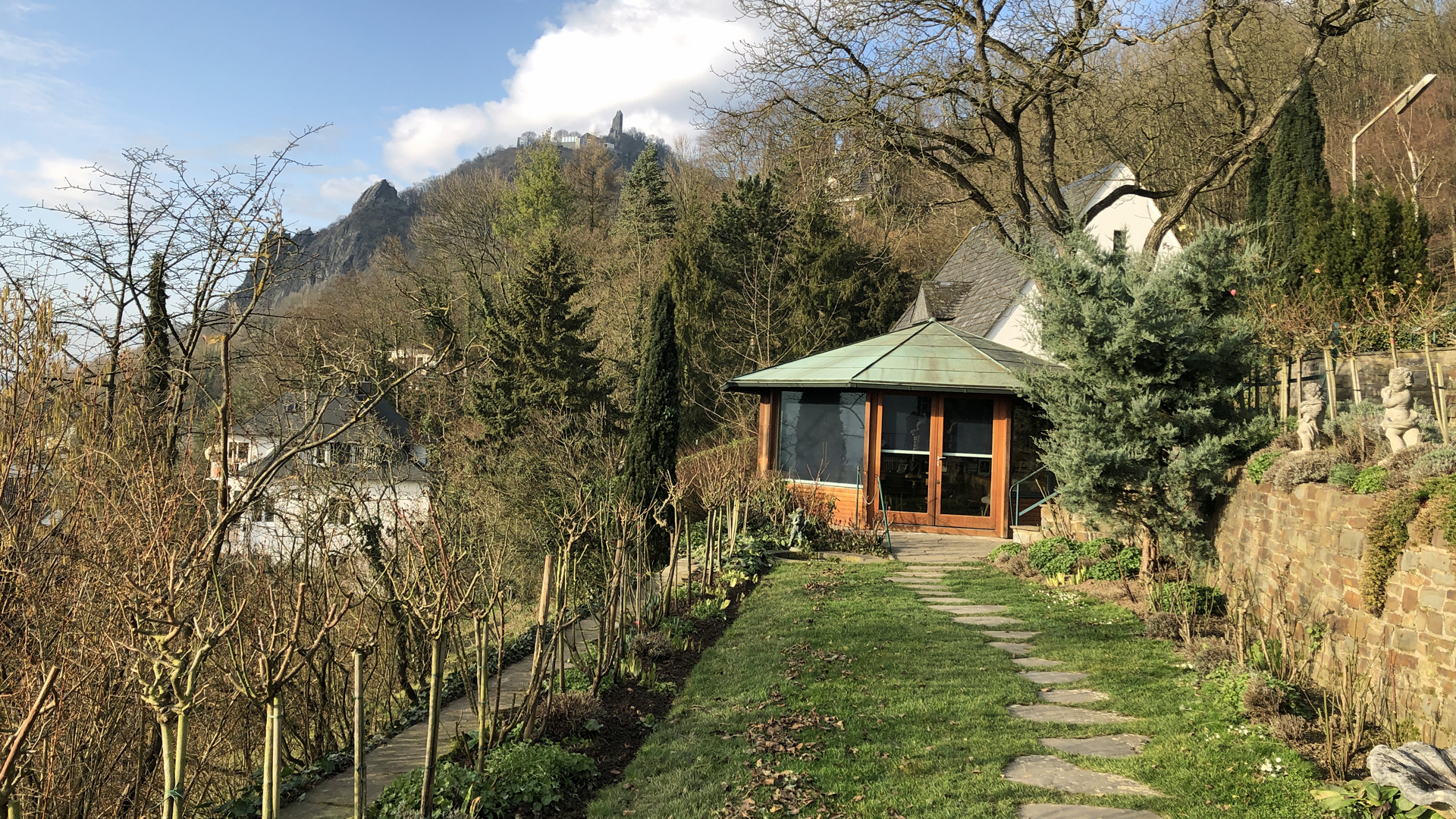 Blick vom Garten der Villa auf den Berg Drachenfels im Siebengebirge