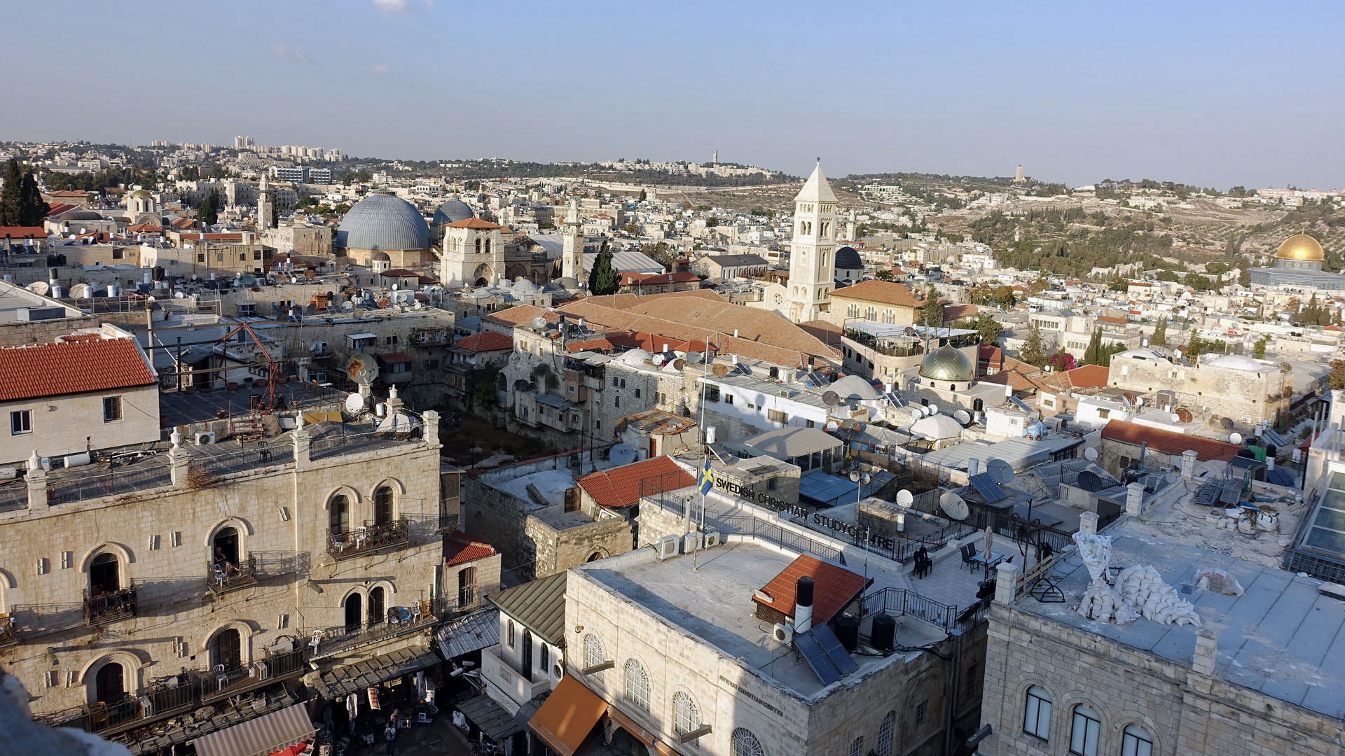 Die Jerusalemer Altstadt mit der Kuppel der Grabeskirche (l.) und dem hellen Turm der Erlöserkirche