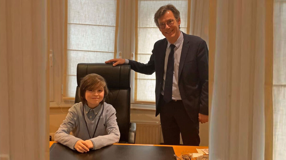 Botschafter Nahschon freut sich über den Besuch des „belgischen Genies“ Laurent