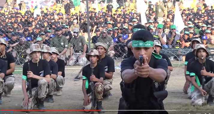 Weltweit werden Kinder zu bewaffneten Kämpfern ausgebildet und missbraucht, wie hier in einem Kinderferienlager der Hamas im Gazastreifen