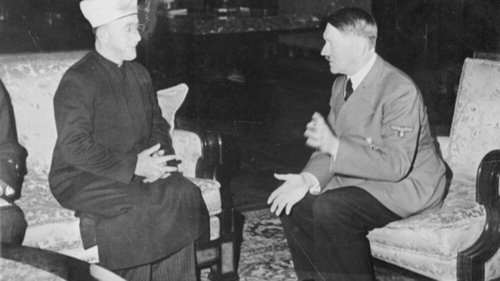 Verbunden im Kampf gegen die Briten und im Judenhass: Der deutsche Diktator Adolf Hitler und der Großmufti von Jerusalem Al-Husseini (l.)