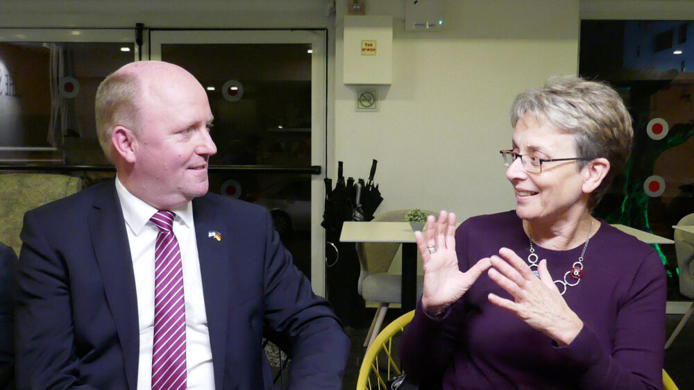 Bei dem Treffen mit Leah Goldin versprach Uwe Becker, sich bei deutschen Politikern für die israelische Familie einzusetzen