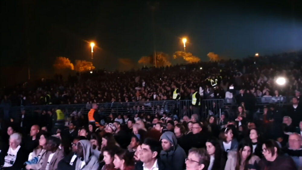 Tausende Israelis kamen in Be'er Scheva wegen der im Gazastreifen vermissten Israelis zusammen