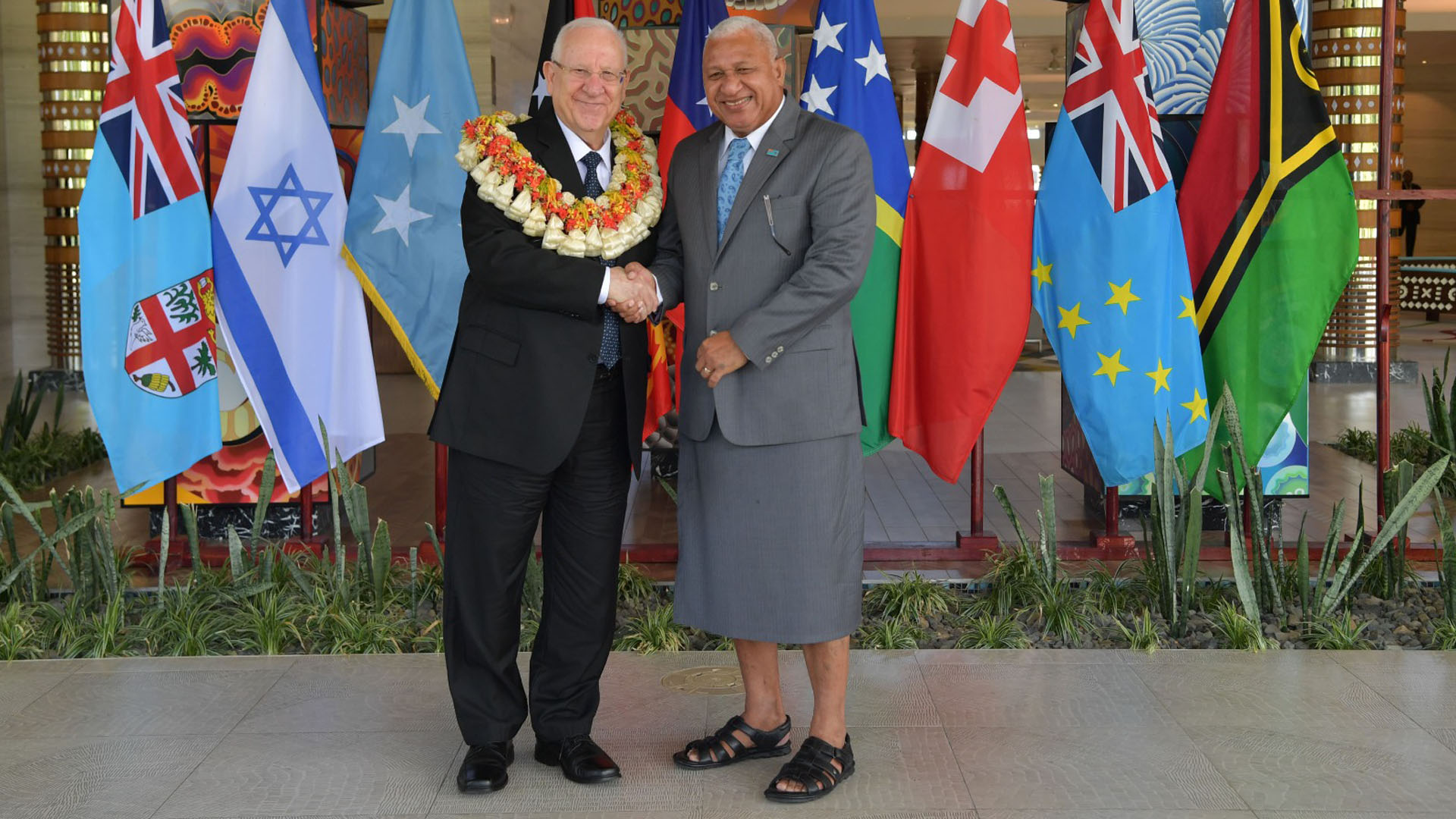 Herzlicher Empfang auf Fidschi: Rivlin mit Premier Bainimarama