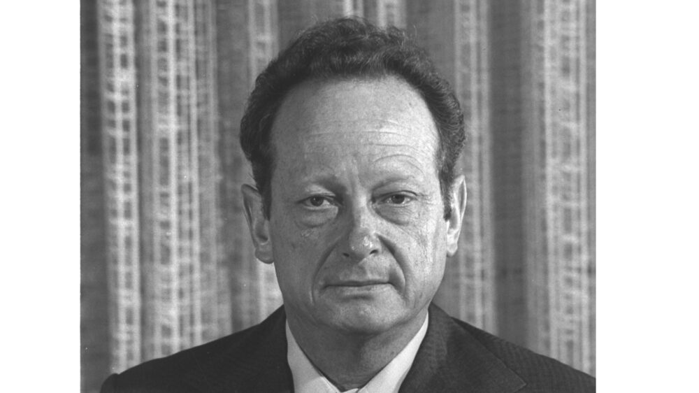 Zum Zeitpunkt der Aufnahme war er neu im Amt des Außenministers: Jigal Allon im Jahr 1974