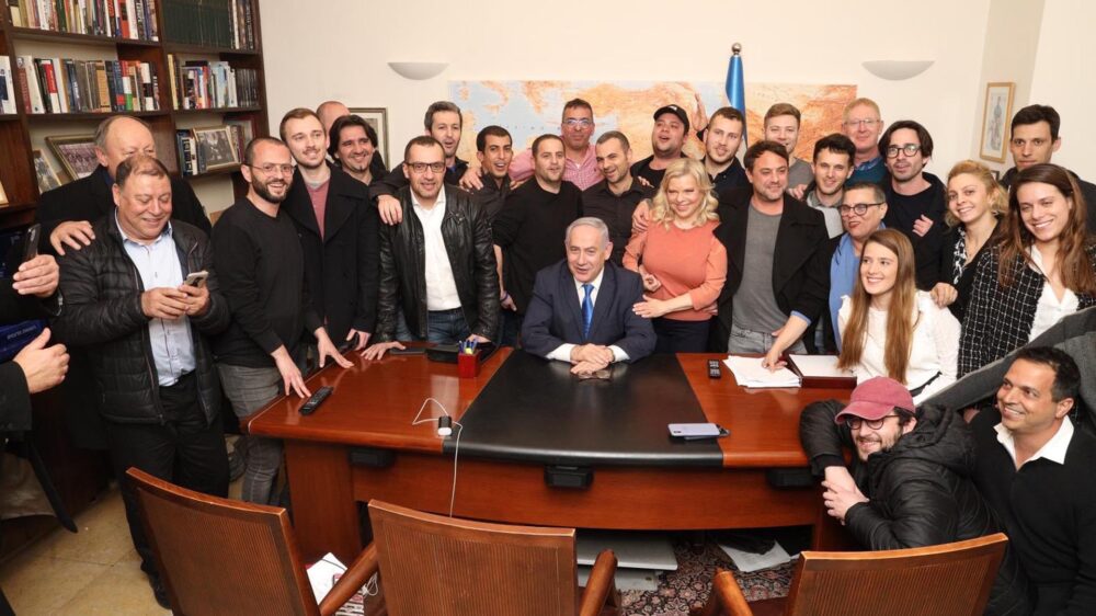 Freude nach den ersten Prognosen: Dieses Bild aus seinem Büro veröffentlichte Premier Netanjahu am Wahlabend