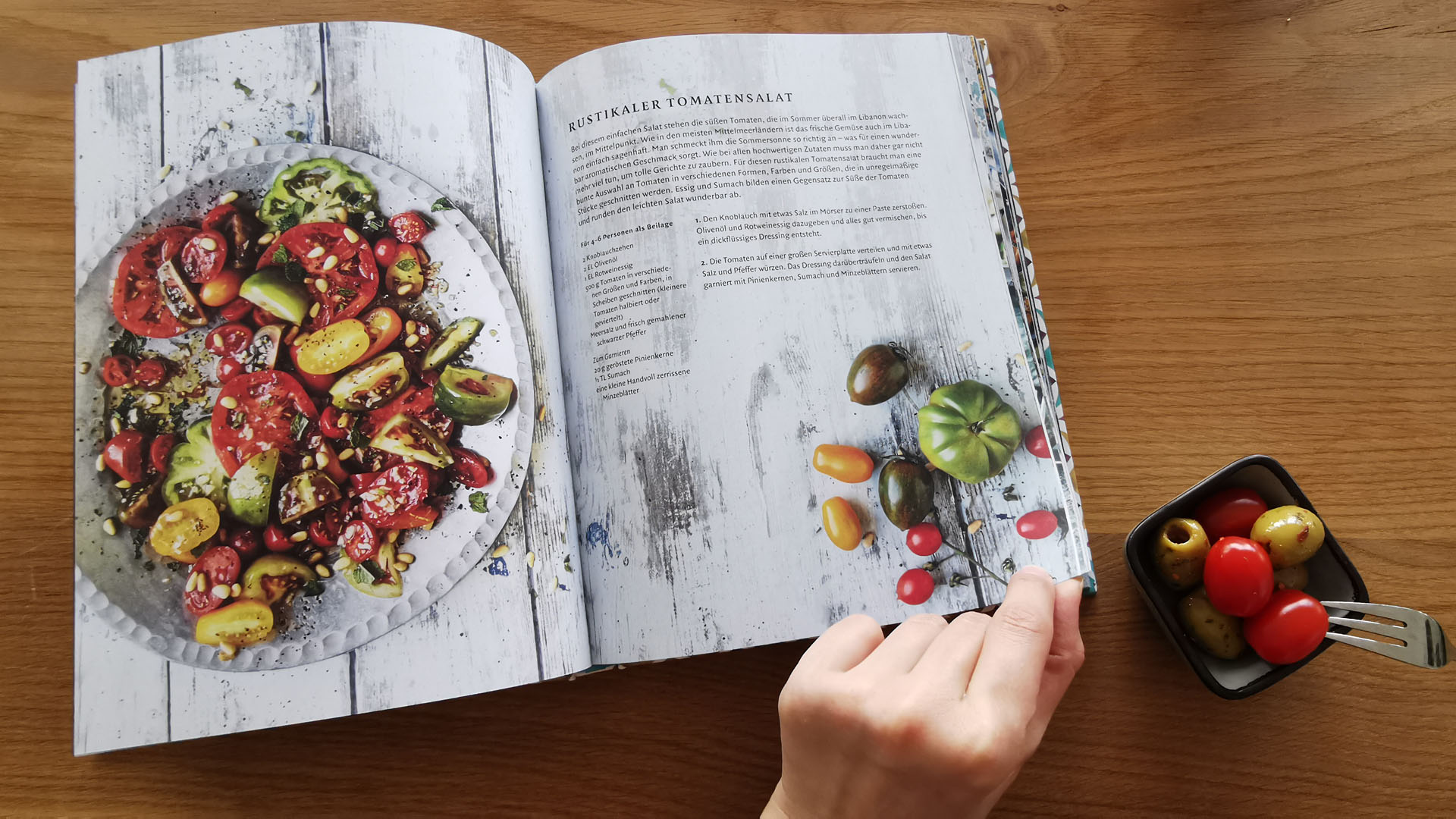Rezepte für knackige Salate mit aromatischen Kräutern hat der Autor im Buch notiert