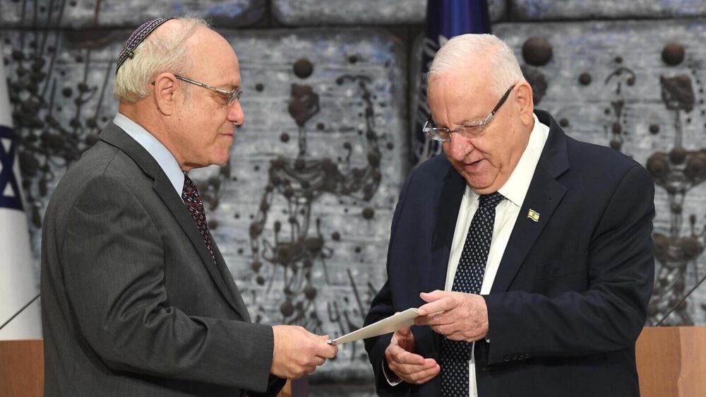 Richter Hendel, der Leiter des Wahlausschusses, übergibt Staatspräsident Rivlin das Wahlergebnis