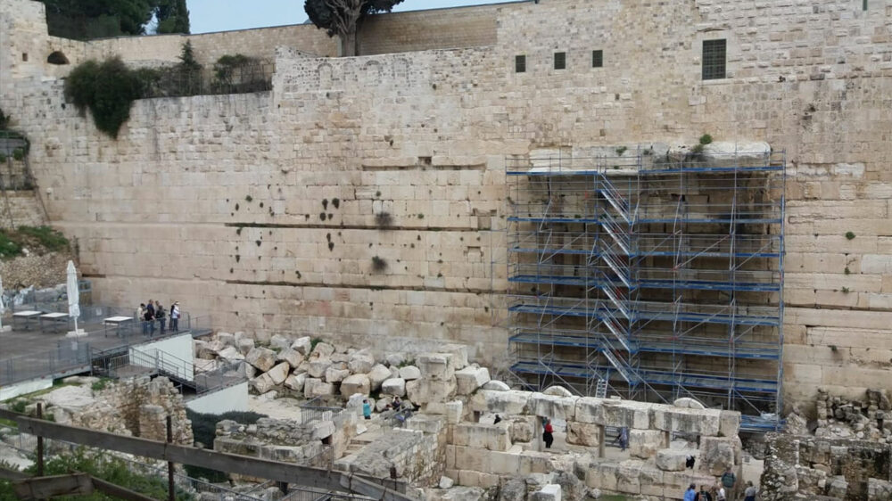 Am gemischten Gebetsbereich der Klagemauer war lange ein Gerüst zu sehen, am Montag haben Handwerker es abgebaut