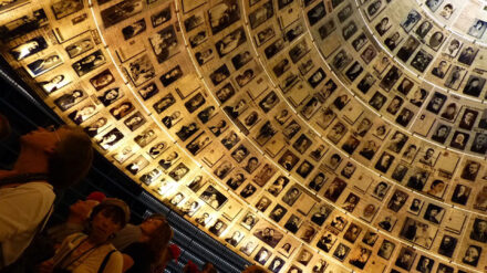 Die Halle der Namen in Yad Vashem erinnert an einzelne Opfer des Holocaust