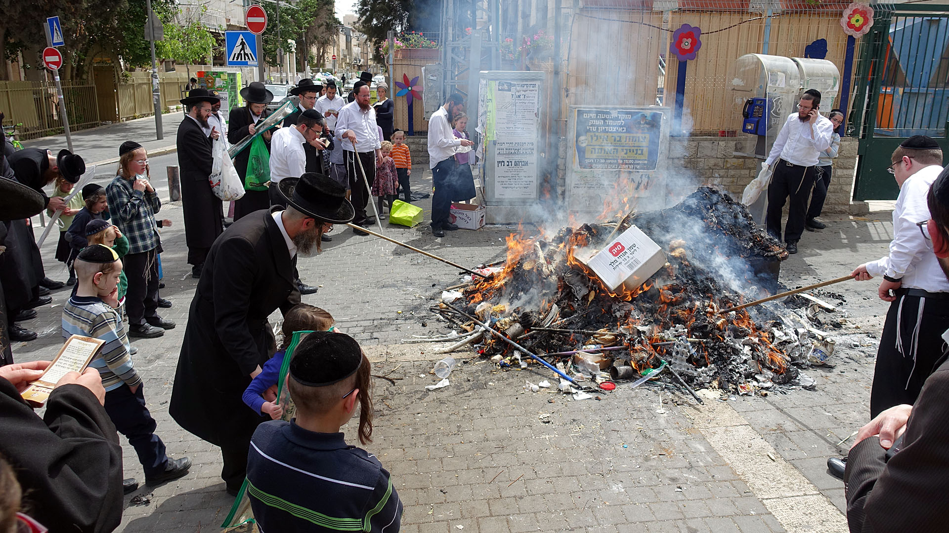 Für gewöhnlich kommen ultra-orthodoxe Juden an mehreren Orten im Stadtteil zusammen, um Chametz zu verbrennen. In diesem Jahr fallen diese Zusammenkünfte kleiner aus.