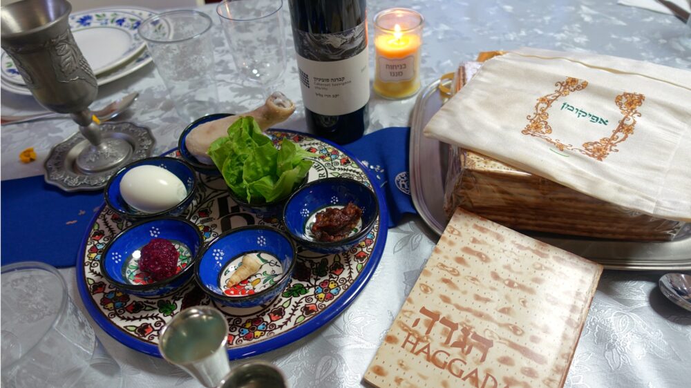 Mit sechs ausgewählten Speisen enthält der Seder-Teller eine tiefe Symbolik